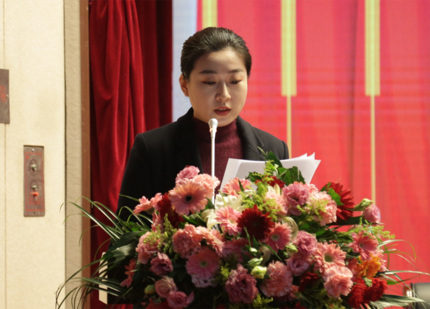 九州体育官方第一届党委班子选举大会---于丽娜同志宣读大会关于通过党委和纪委报告的决议